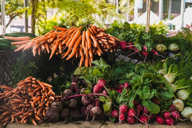 different veggies on a stall in a farmers market